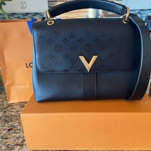 Louis Vuitton purse LV bag black. Like new, carried a few times.